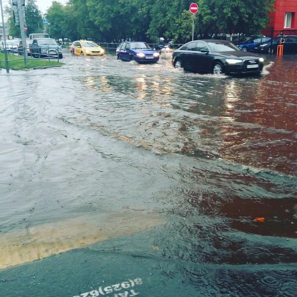 Сильный дождь в Москве. Наводнения в России. Проливные дожди в Москве. Ливень в Москве.