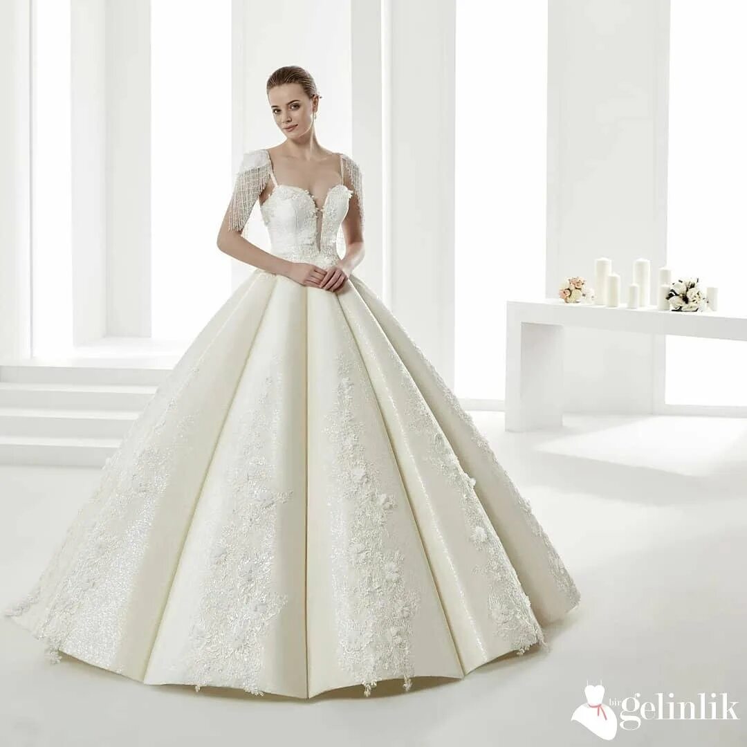 Летние свадебные платья 2023 года. Свадебный костюм для невесты. Свадебные платья 2023 тренды. Свадьба 2023 платье невесты. Свадебные платья 2022-2023 тренды.