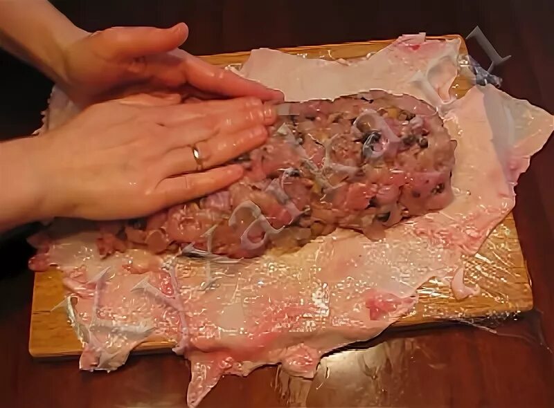 Можно ли добавлять сало в фарш. Рулет мясной из кожи. куриный рулет в свиной шкуре. рулет в свиной шкуре с фаршем. куриныйрулетвсвинойшкурке.