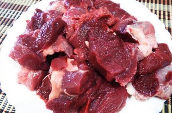 Лосятина. Лосятина польза. Кусочки мяса. Полезно ли мясо лося для человека. Лосятина польза.