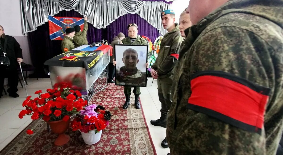 Пришел в солдатском цинковом гробу. Пришел в солдатском цинковом гробу. Солдатский цинковый гроб. Не встретив 1 весну солдат пришел солдатской цинковом гробу. Пришел в солдатском цинковом гробу.