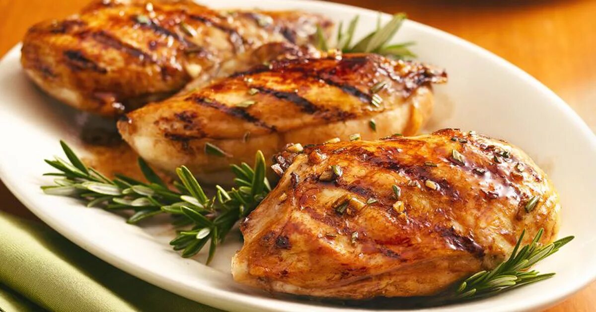 Сколько жарить филе на гриле. Жареное куриное филе. жареная куриная грудка. куриная грудка с розмарином. куриная грудинка на гриле.