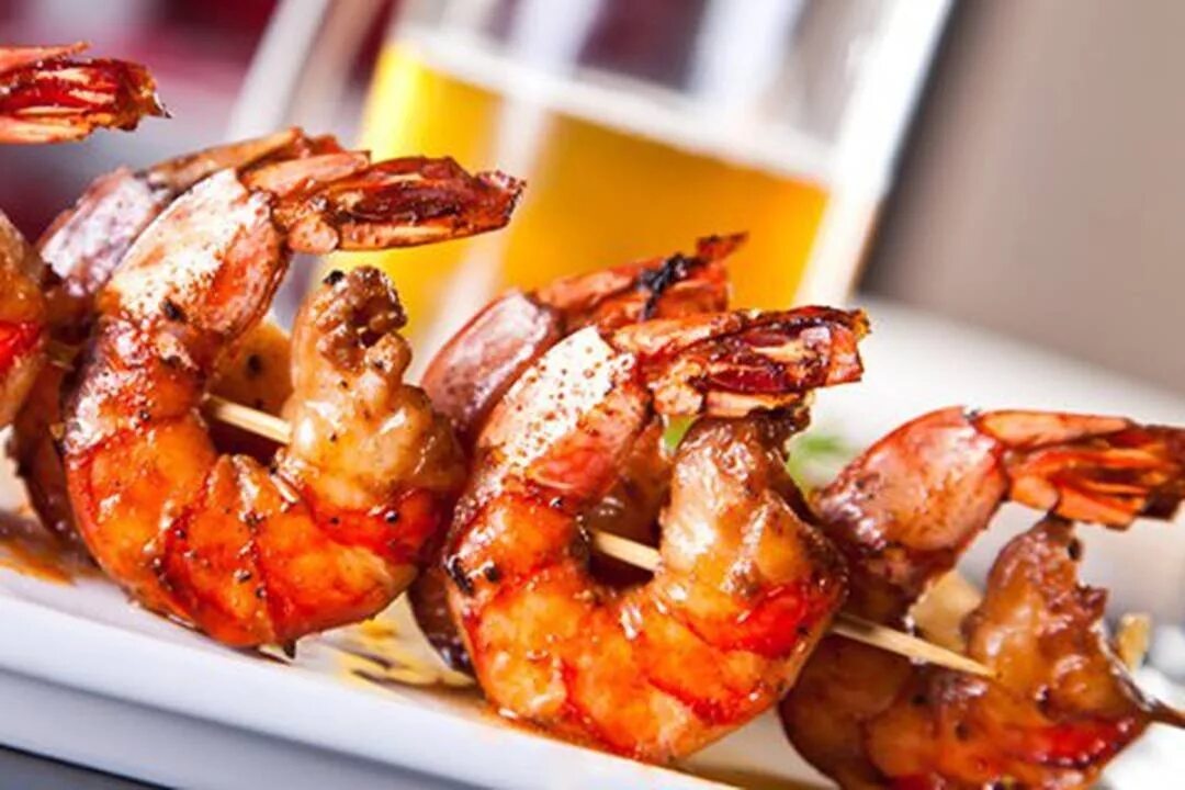 Аргентинские креветки на гриле. Тигровые креветки на мангале. Креветки лангустины на гриле. Креветки на мангале. Креветки на гриле.