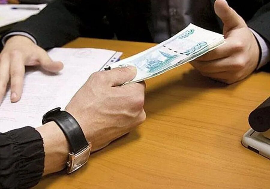 Взятка условно. Дача взятки. взятка картинки. передача взятки. взятка чиновнику.