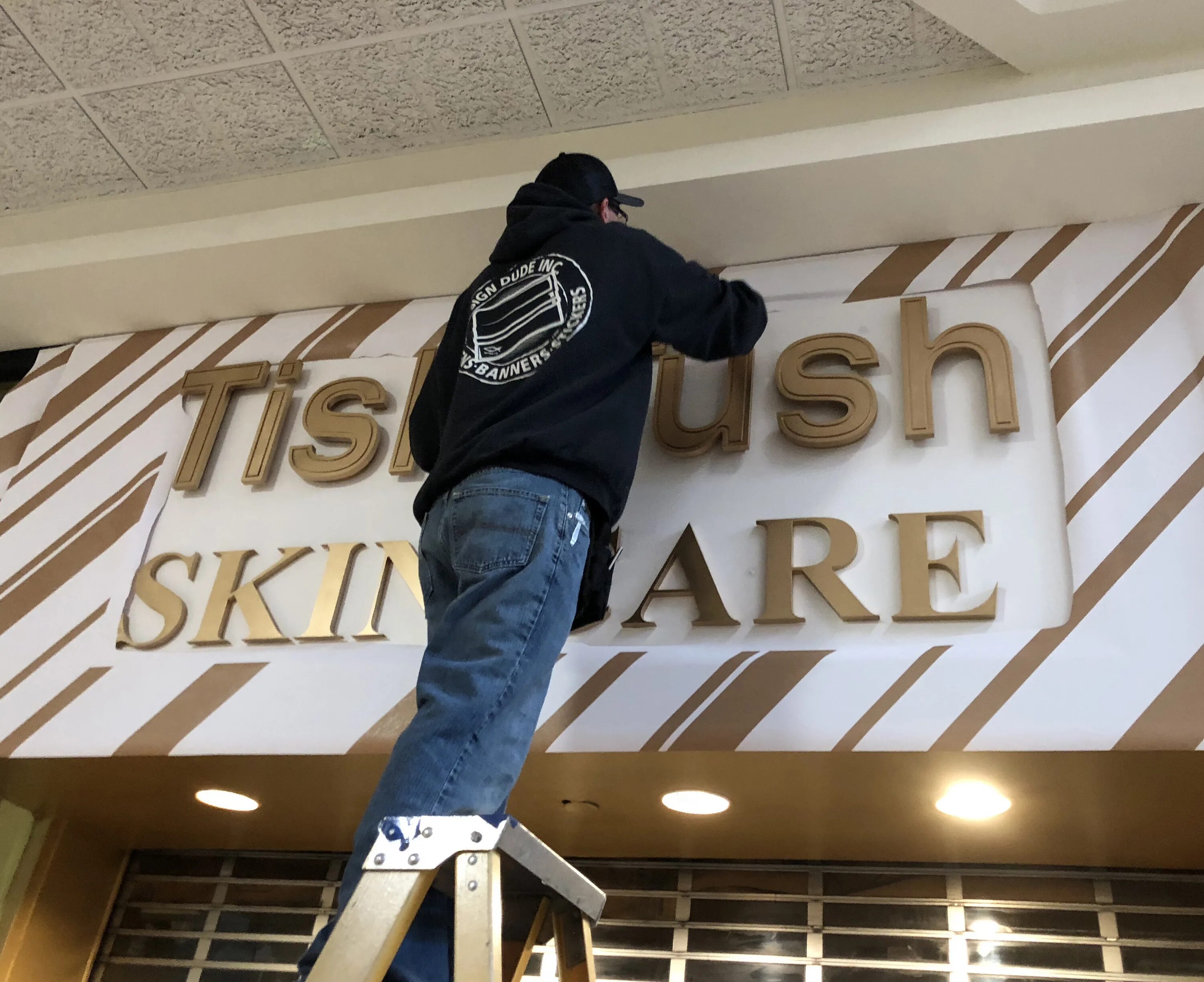 Монтажник вывесок. Сборщик вывесок. Монтажник вывесок спиной. Signage installation.