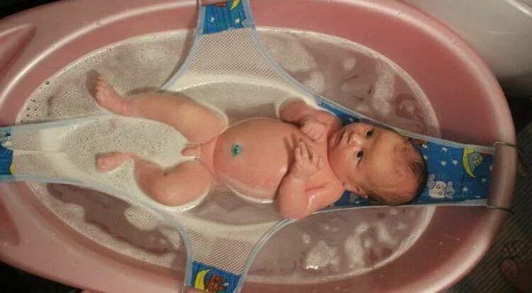 Сколько градусов вода для новорожденных. Гамак для купания младенцев в ванной. Гамот для купания новорожденного в ванночке. Купание новорожденного в ванночке с гамаком. Гамак для ванночки для купания новорожденных.