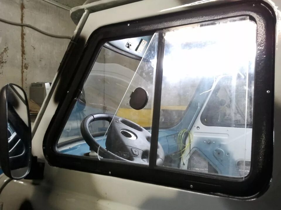 Боковое окно уаз буханка. Сдвижная форточка уаз-452 "буханка". Уаз 452 стекло боковое сдвижное. Боковое окно уаз буханка. Раздвижные форточки уаз 452, буханка.