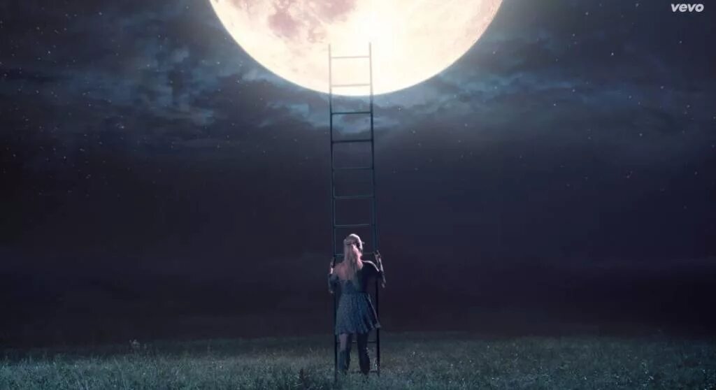 огромная луна и дорога. луна покажет путь. луна покажет путь. статусы про луну. луна покажет путь.