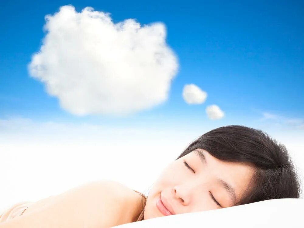 Ост сны. Сон над головой. Расслабление сон облака. Человек лежит мечтает с облаком.