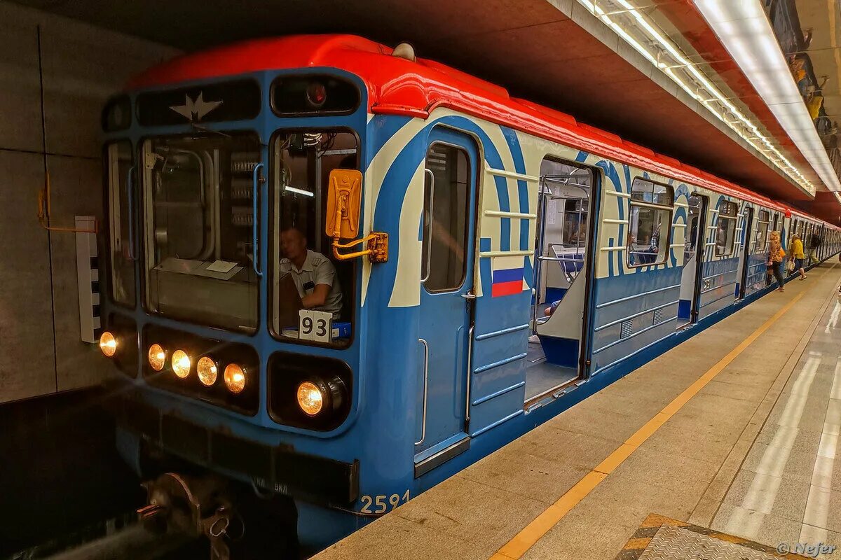 Поезд метро. Вагон метро. Вагон метро типа 81-717. Сквозной вагон метро.