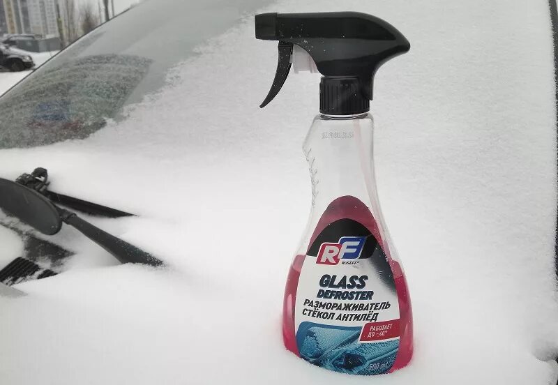 очиститель лобового стекла от наледи. скребок для стекла машины. соль реагент. средство ото льда. очистка стекла автомобиля.
