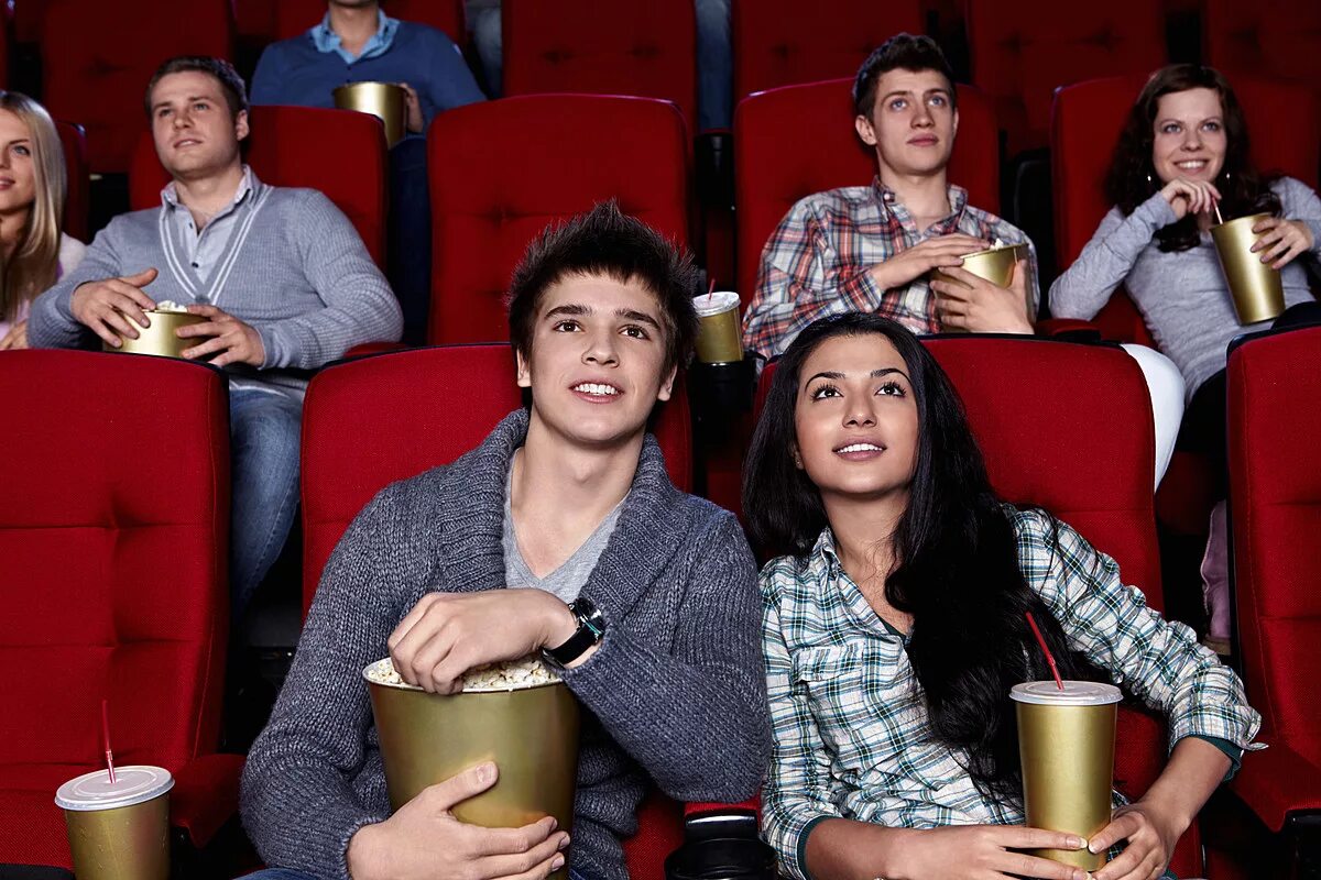 Https movies. Кинотеатр. Парень с девушкой в кинотеатре. Люди сидят в кинотеатре. Молодежь в кинотеатре.