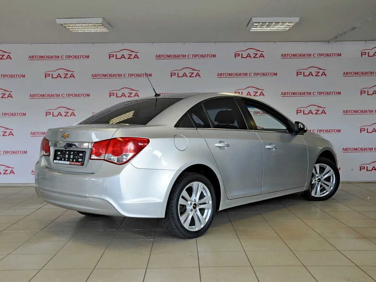 Chevrolet Cruze автосалон. Шевроле Круз серебристый. Авто с пробегом Шевроле Круз.