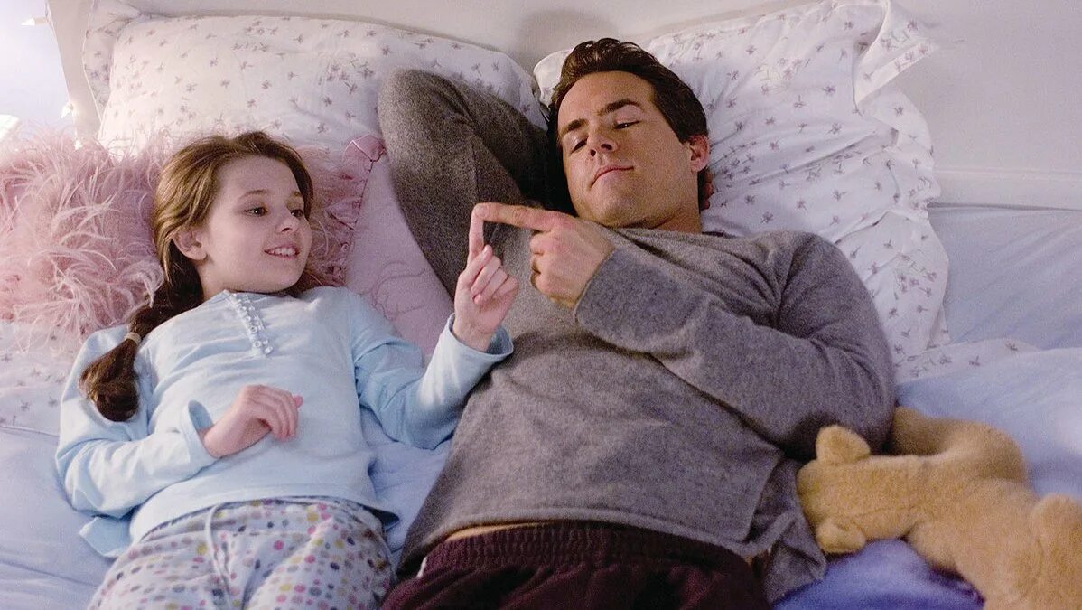 Маленькая девочка и взрослый парень. Мужчина и маленькая девочка арт. Маленькие девушки для любви. (2008). Девочка военная арт.