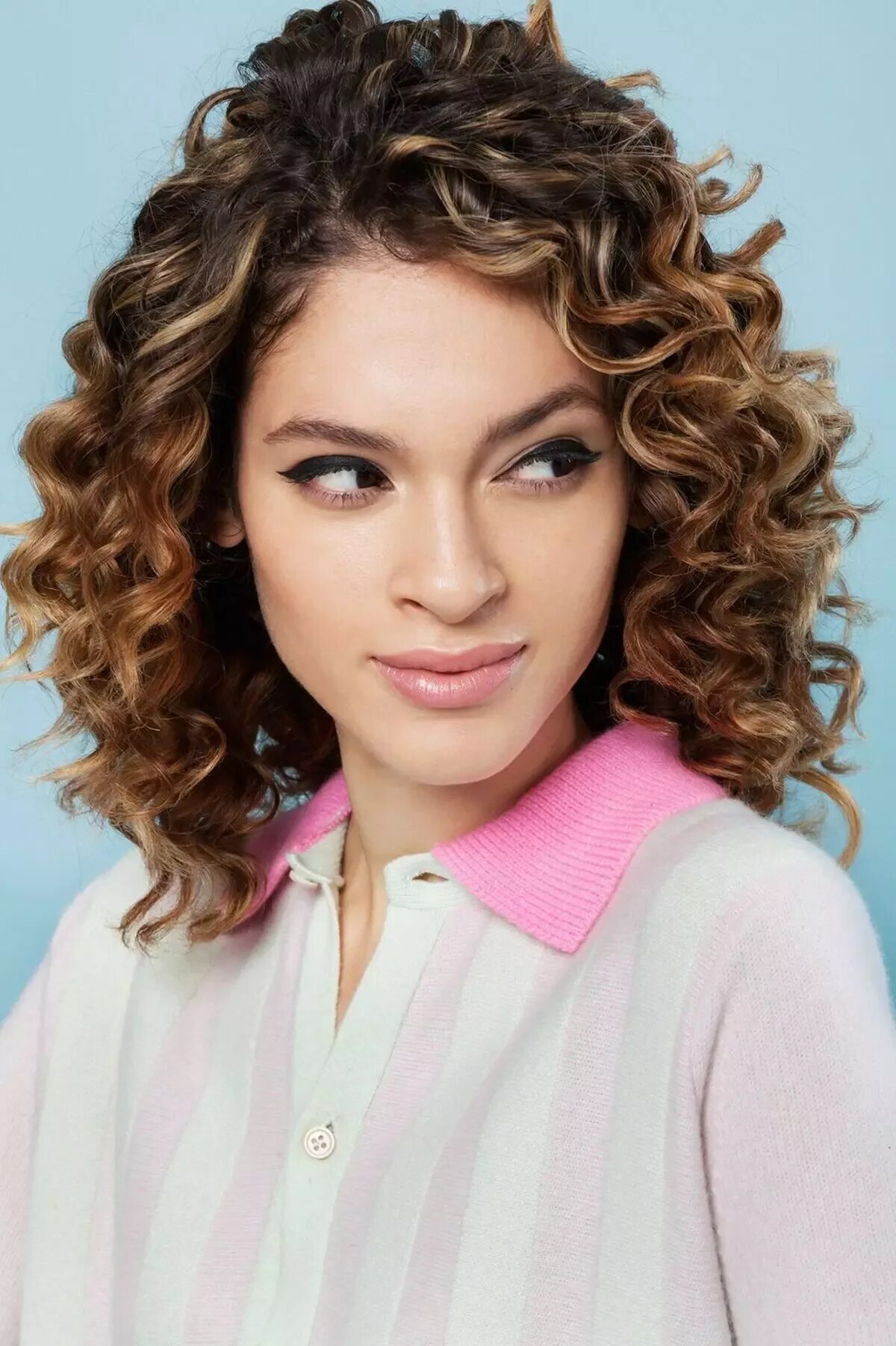 Curly Bob модель. Кудрявое каре. Волнистые кудри на каре.