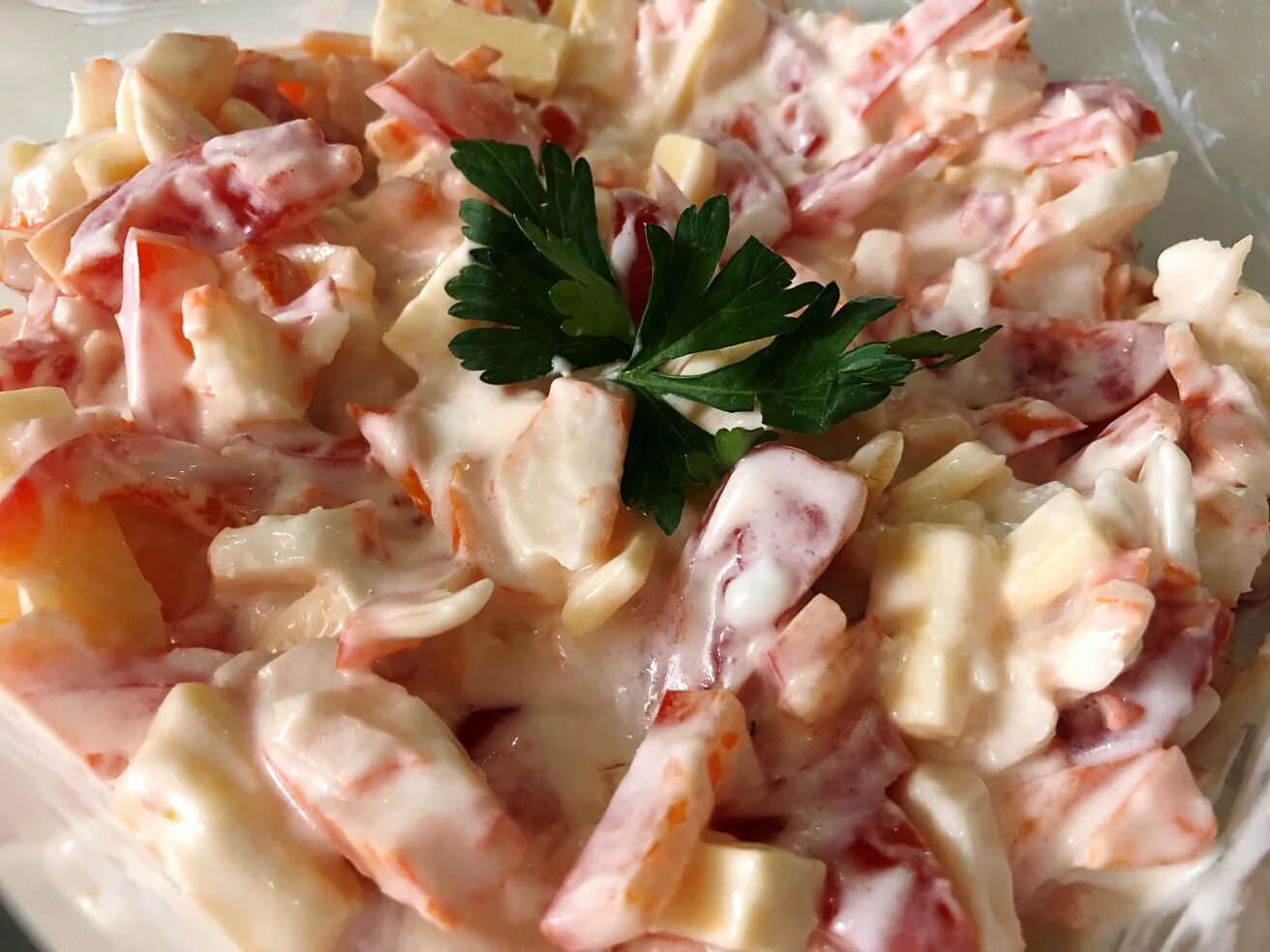 Крабовый с плавленным сырком. Салат красное море с крабовыми палочками и помидорами и сыром. Салат с кальмарами. Салат с кальмарами и помидорами и сыром. Салат с кальмарами и сыром.