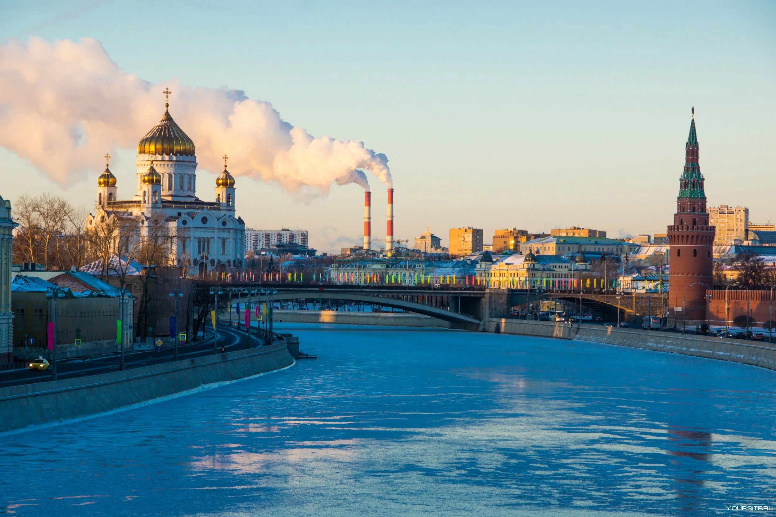 Москве а также санкт. Храм Христа Спасителя и Кремль. Вид на Кремль с храма Христа Спасителя. Реки Москвы. Храм Христа Спасителя панорама.