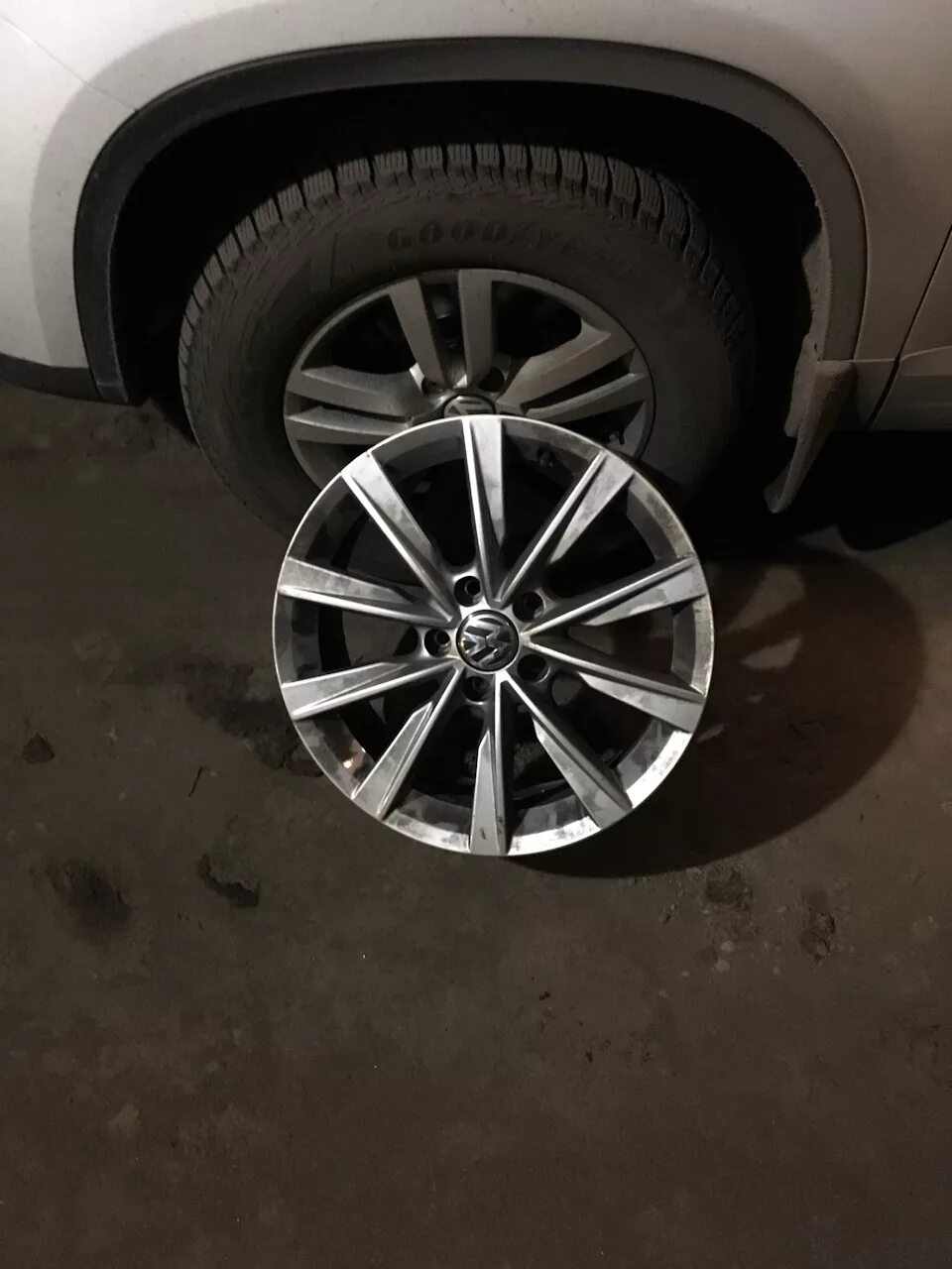 Оригинальные диски фольксваген тигуан р16. Диск на тигуан 17. Диски mallory r19 tiguan 2. Оригинальные диски фольксваген тигуан. Диски тигуан r20 suzuka.