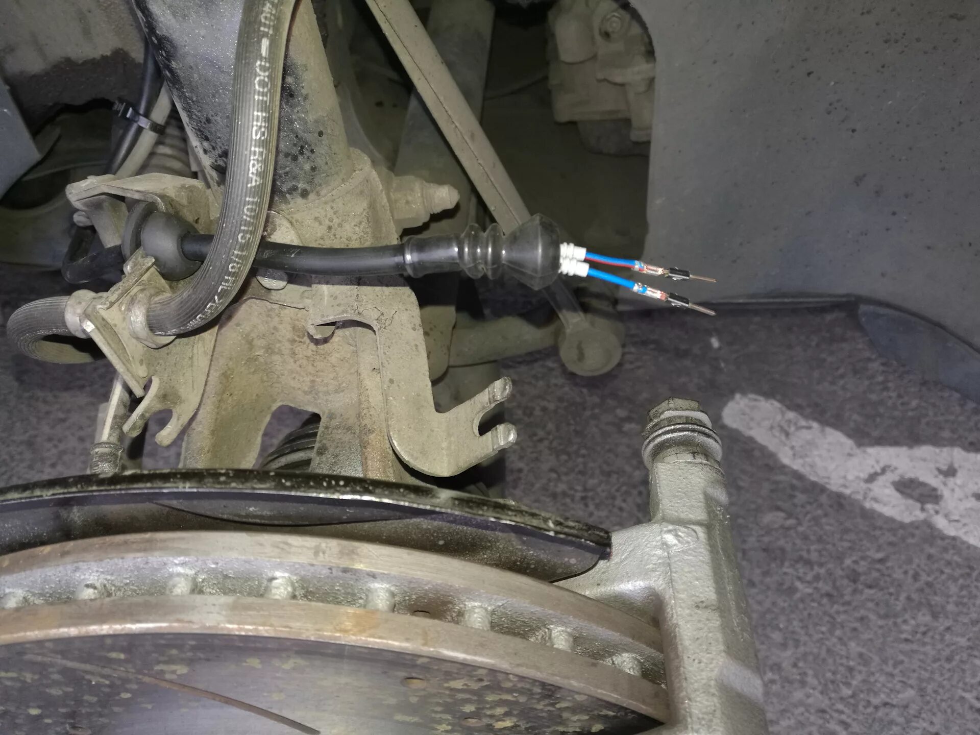 Датчик износа передних колодок skoda superb 2. Сузуки джимни установка тормозов от эскудо. Датчик износа колодок шкода. Датчик износа колодок шкода. Датчик износа тормозных колодок шкода октавия а7 1.