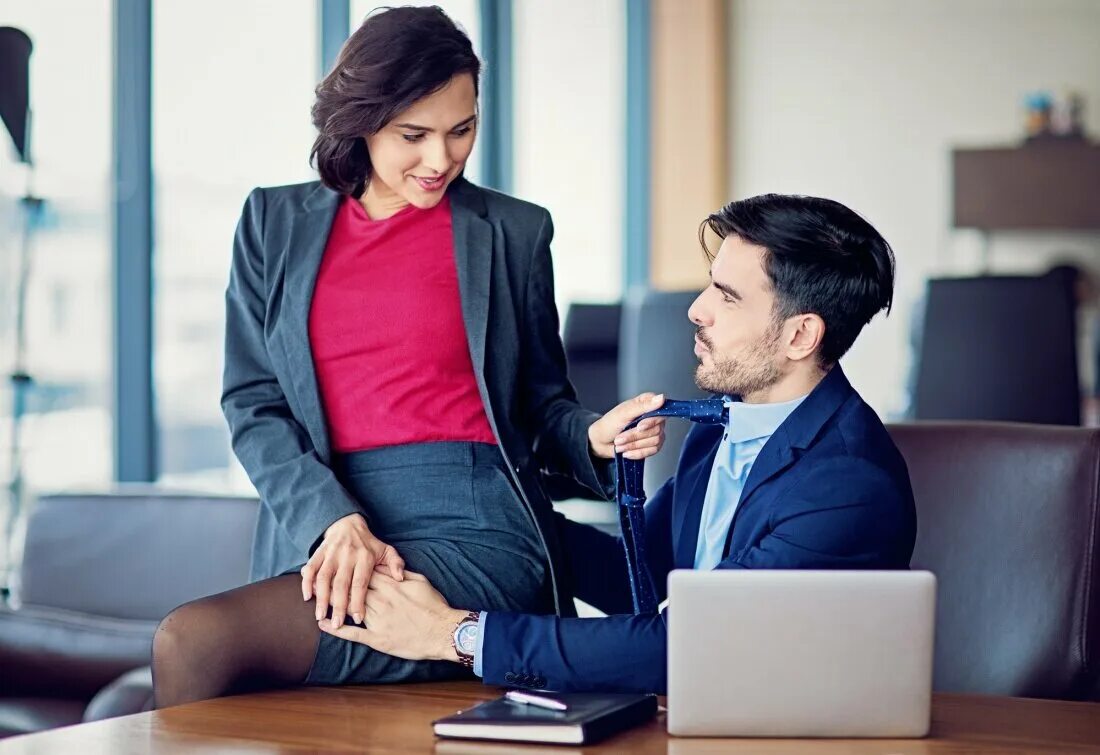 Женщина заигрывает. Флирт по ошибке. Пареньс девушкой фдиртуют. Флирт по ошибке. Флирт по ошибке.