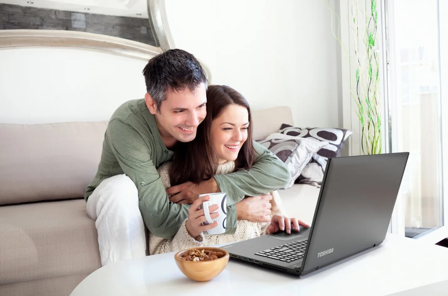 Хочу домашний интернет. Мужчина и женщина за ноутбуком. Компьютер и человек. Человек за ноутом. Счастливая пара в квартире.