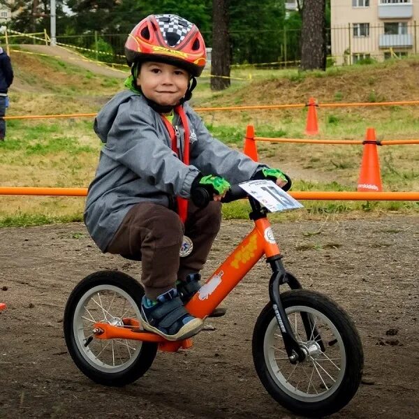 Кататься на двухколесном велосипеде. Научить 4летнего ребенка кататься на велосипеде. Ребёнок катается на двухколесном велосипеде. Научить ребенка кататься на велосипеде двухколесном в 6 лет.