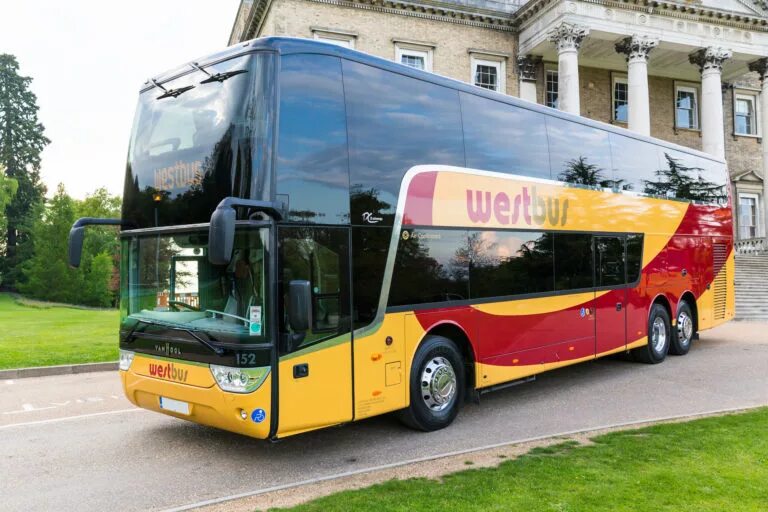 Автобус спортсмены. Westbus. Автобус двухэтажный. Двухэтажные автобусы марки. Двухэтажные автобусы на водороде.