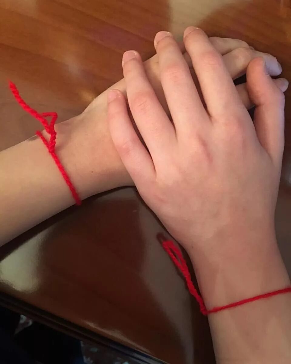 Можно снять красную нить с запястья