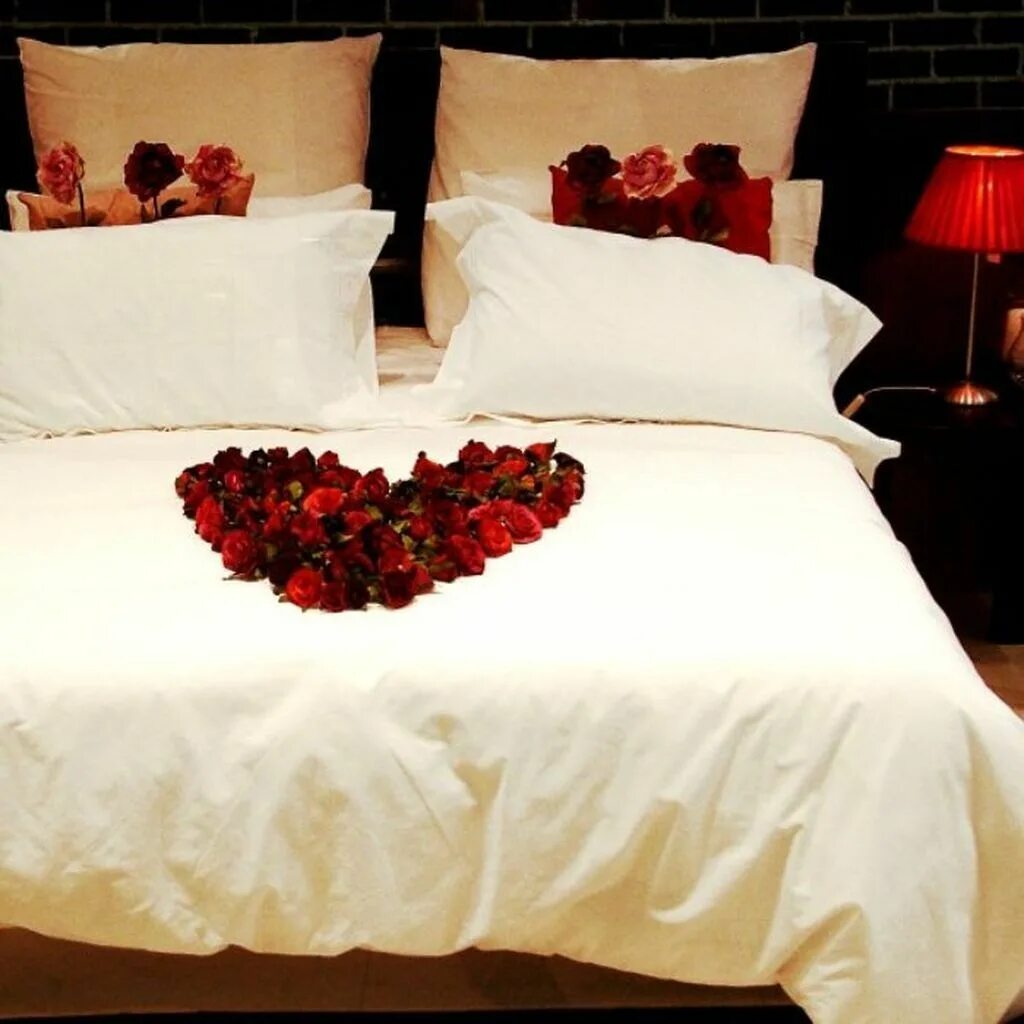 Романтичная постель. Романтическое украшение спальни. Цветы на кровати. Лепестки роз на кровати. Кровать для влюбленных.