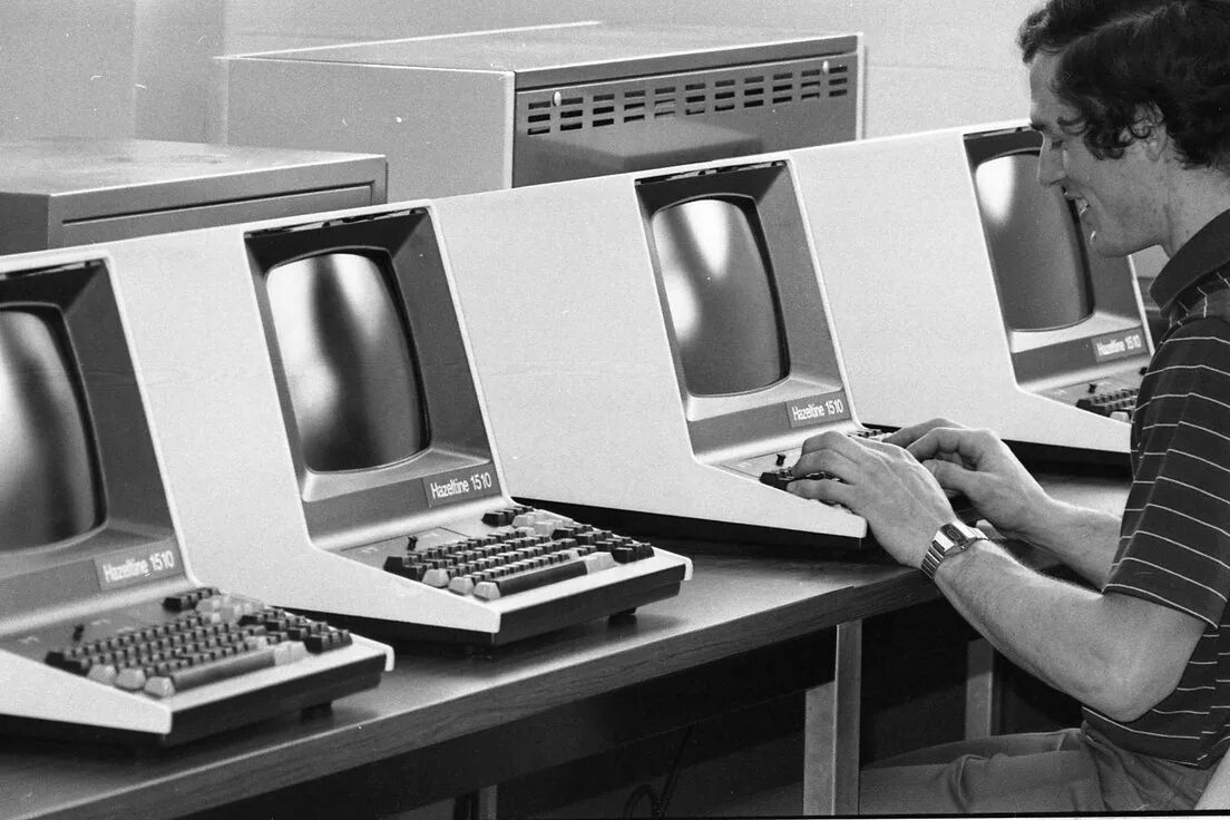 Технология работы на компьютере. Старый компьютер. Самый старый компьютер. Компьютер ЭВМ. Ретро компьютер.