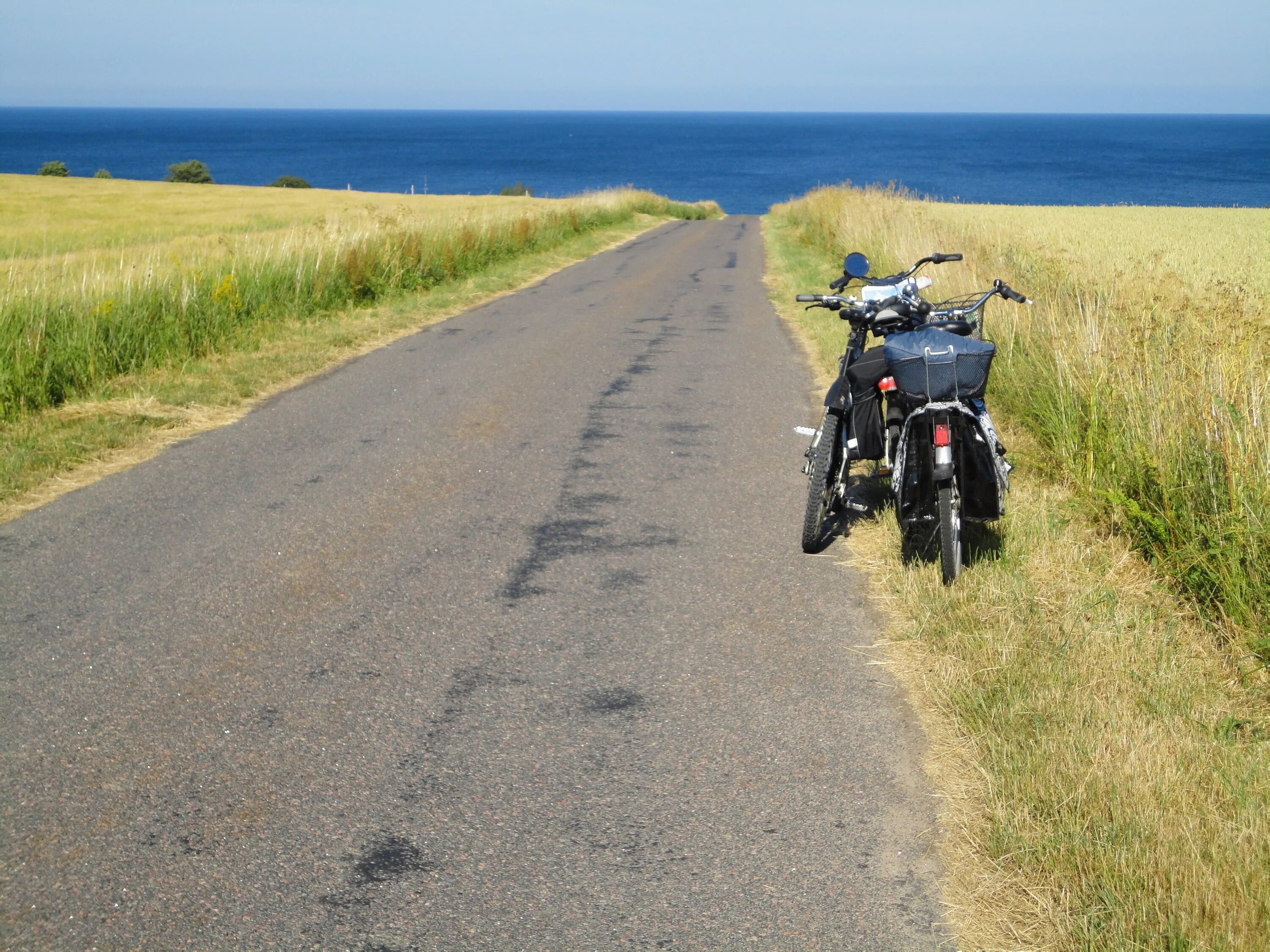 Bike way. На мотоцикле вдоль моря. Мотоцикл на берегу моря. Мото на море в пути. На мото вдоль побережья.