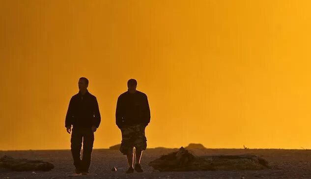 Евангелизация. Человек на дороге. Ноги идут по дороге. Who walks in when i walk. Бредет грустно.