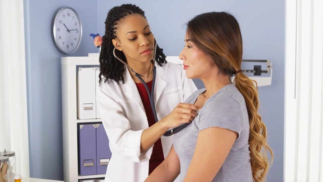 Медицинский осмотр девочек. Girl medical exam. Осмотр девочек. Girl medical exam. Женщины винтаж медосмотр.