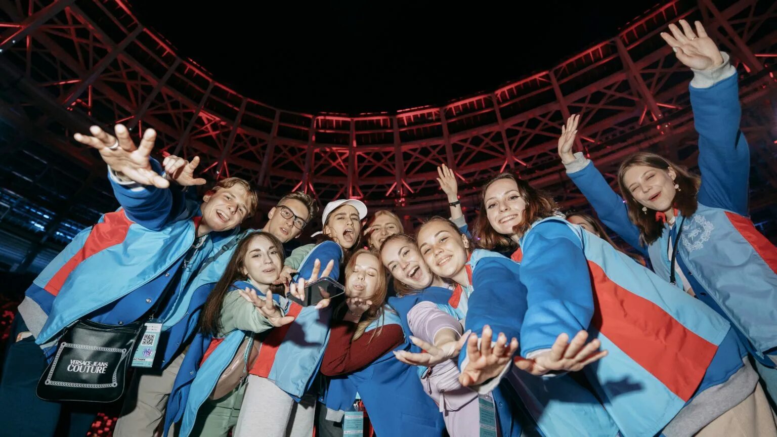 Молодежи в 24 году. Молодежь палец вверх. Молодежь картинки. Открытки с днём молодёжи. Молодежи в 24 году.