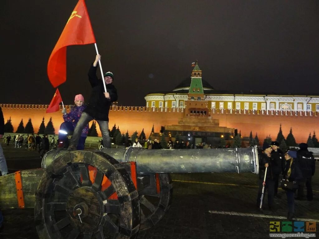 Кто поднял знамя на новгородским кремлем. Красное Знамя в Кремле. Красное Знамя над Кремлем. Знамя над Кремлем. Красная площадь красное Знамя.