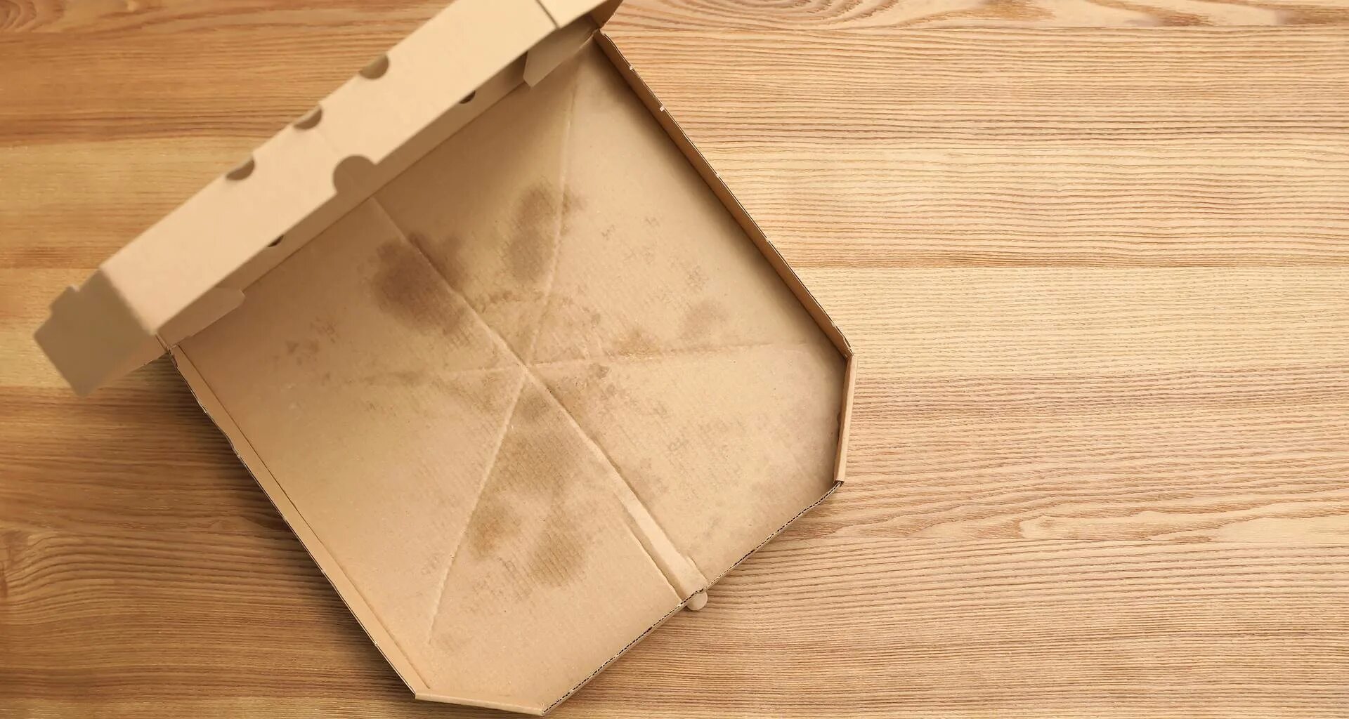Пустая открытая коробка пиццы. Пустая коробка от пиццы. Грязные коробки из под пиццы. Коробка под пиццу. Пустая коробка от пиццы.