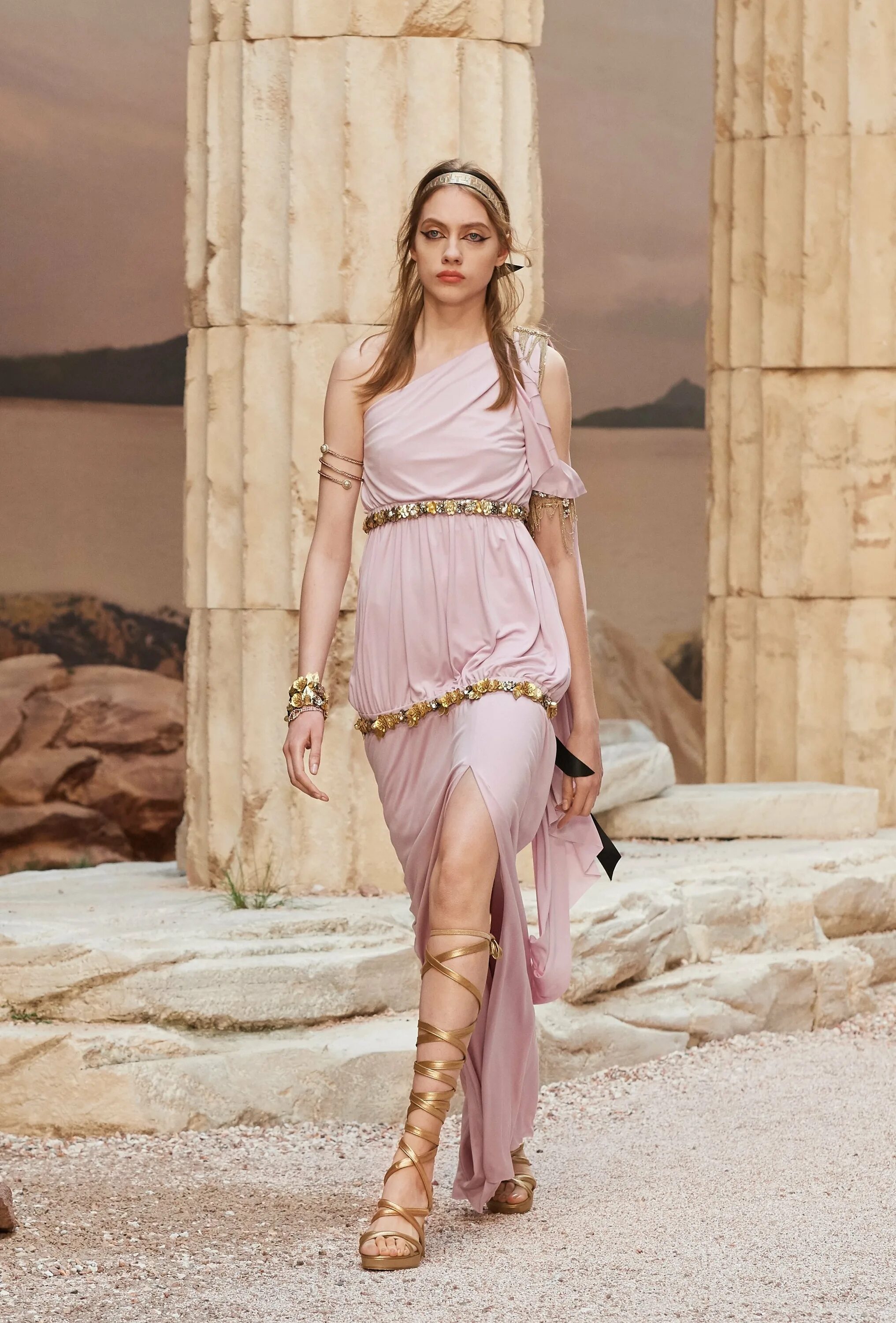 Античные образы. Chanel Cruise 2018 древняя Греция. Chanel Resort 2018’s Greek Goddesses греческие сандалии. Показ Шанель древняя Греция. Показ Шанель греческие Богини.