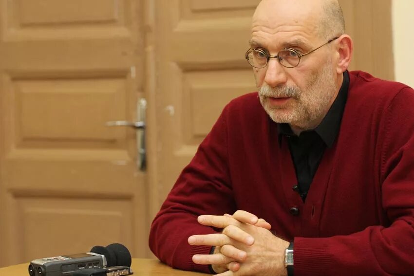 Акунин где живет сейчас 2025. Чхартишвили мгу. чхартишвили александр мгу. акунин за столом. борис акунин родители.