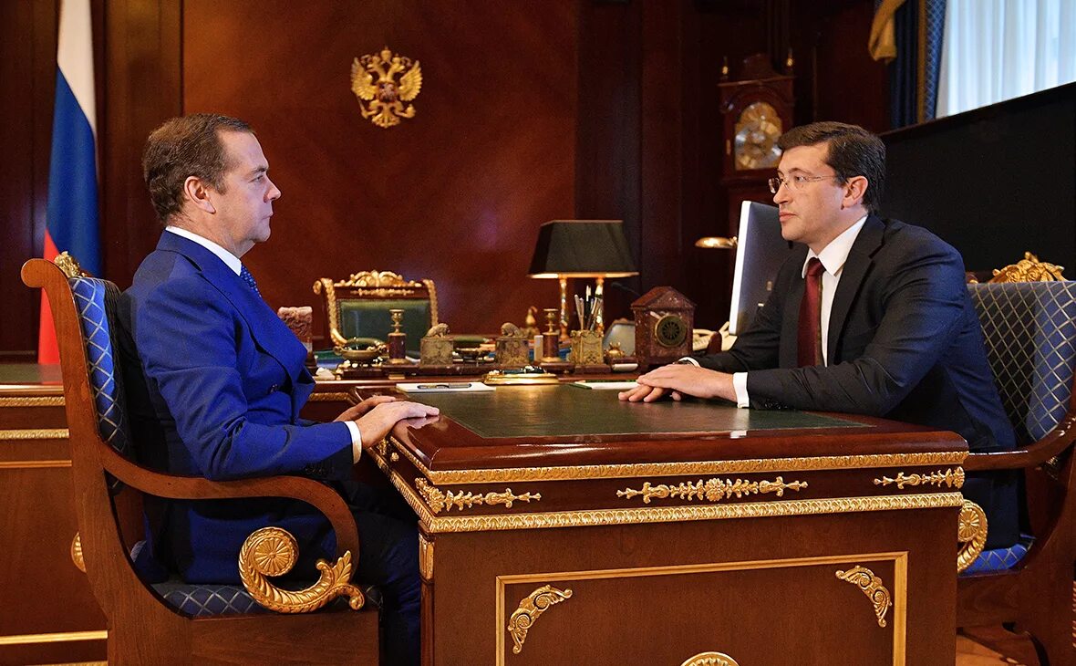 Переговоры медведева. Медведев 2004.