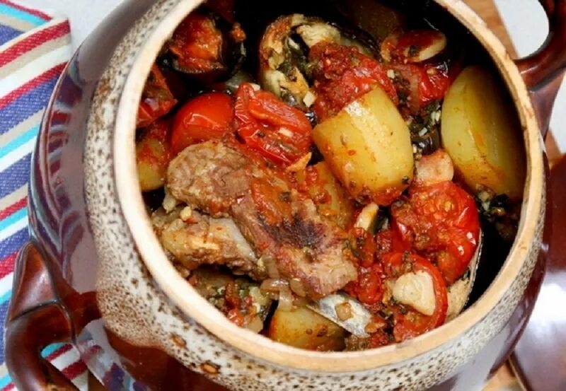 Баранина тушеная с овощами в горшочке. Баранина в горшочке в духовке с овощами. Жаркое из свинины с картошкой в горшочках. Сталик ханкишиев чанахи. Бараньи ребрышки в духовке в горшочке.