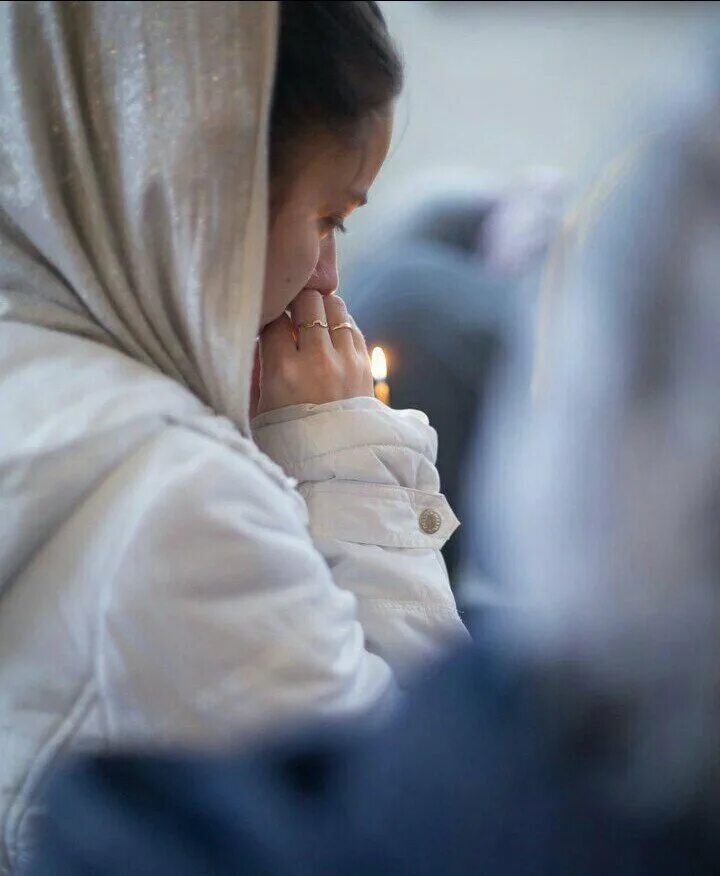 Молится и плачет. Утешение в храме. Мужчина у иконы в храме. Плачу в храме. Девушка молится в церкви.