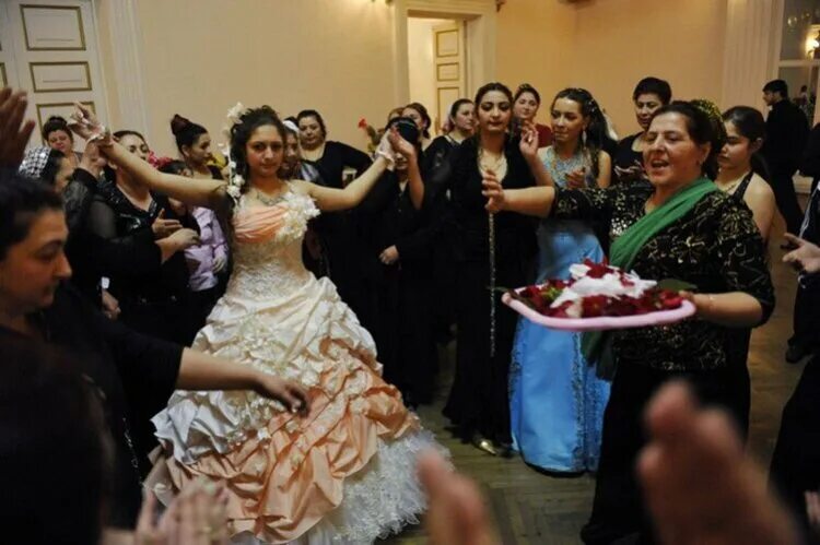 4 жены цыганская жена. Цыганская свадьба Покров. Свадьба цыган. Брачная ночь у цыган. Невеста цыганка.