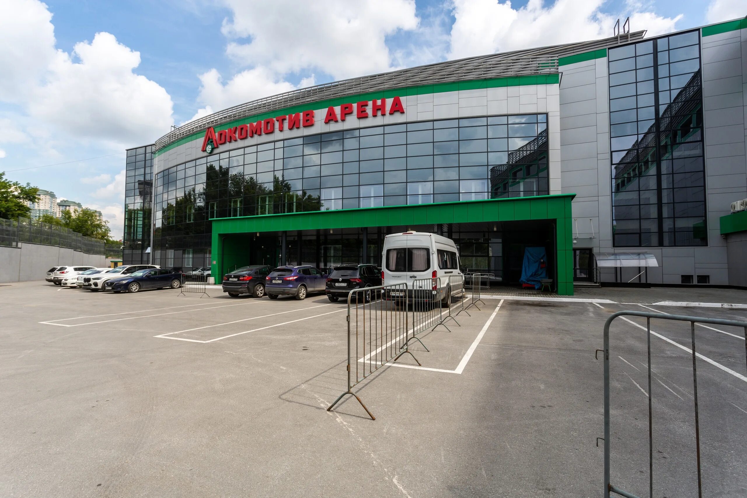 Ипподромская 18 новосибирск локомотив. Ипподромская 18 новосибирск локомотив арена. Локомотив арена новосибирск. Локомотив арена новосибирск вместимость. Региональный центр волейбола «локомотив арена», новосибирск.