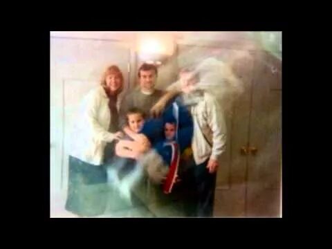 Семейные призраки какой год. Призрак на семейных фотографиях. Полтергейст семья Германов.