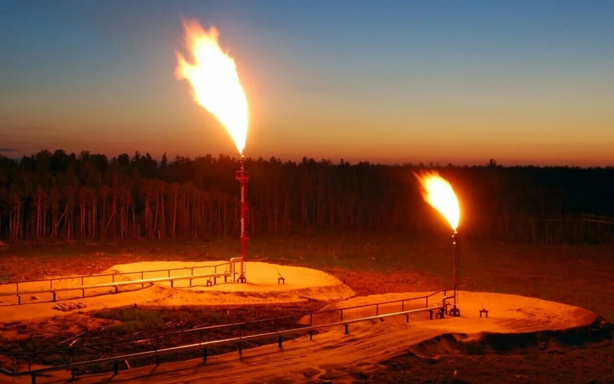 Факел сжигания попутного газа. Нефтеюганск факел газа. Газовый факел на Ямале. Газовый факел ЯНАО