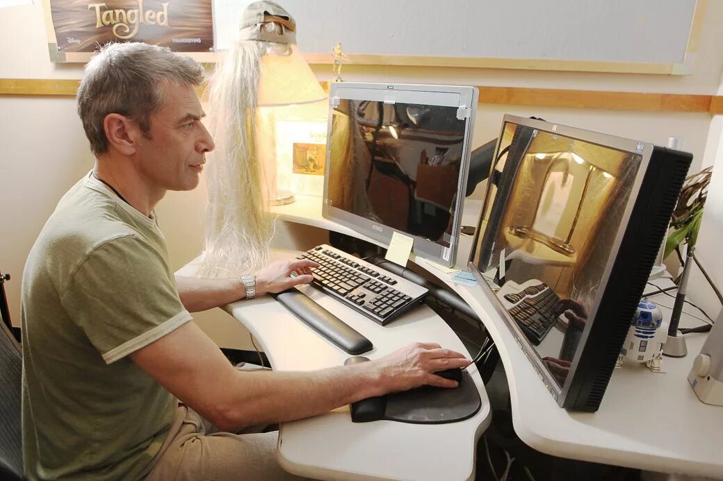 студия уолта диснея. рабочее место мультипликатора. аниматор в программировании. мультипликационная студия уолт дисней. аниматор мультипликатор.