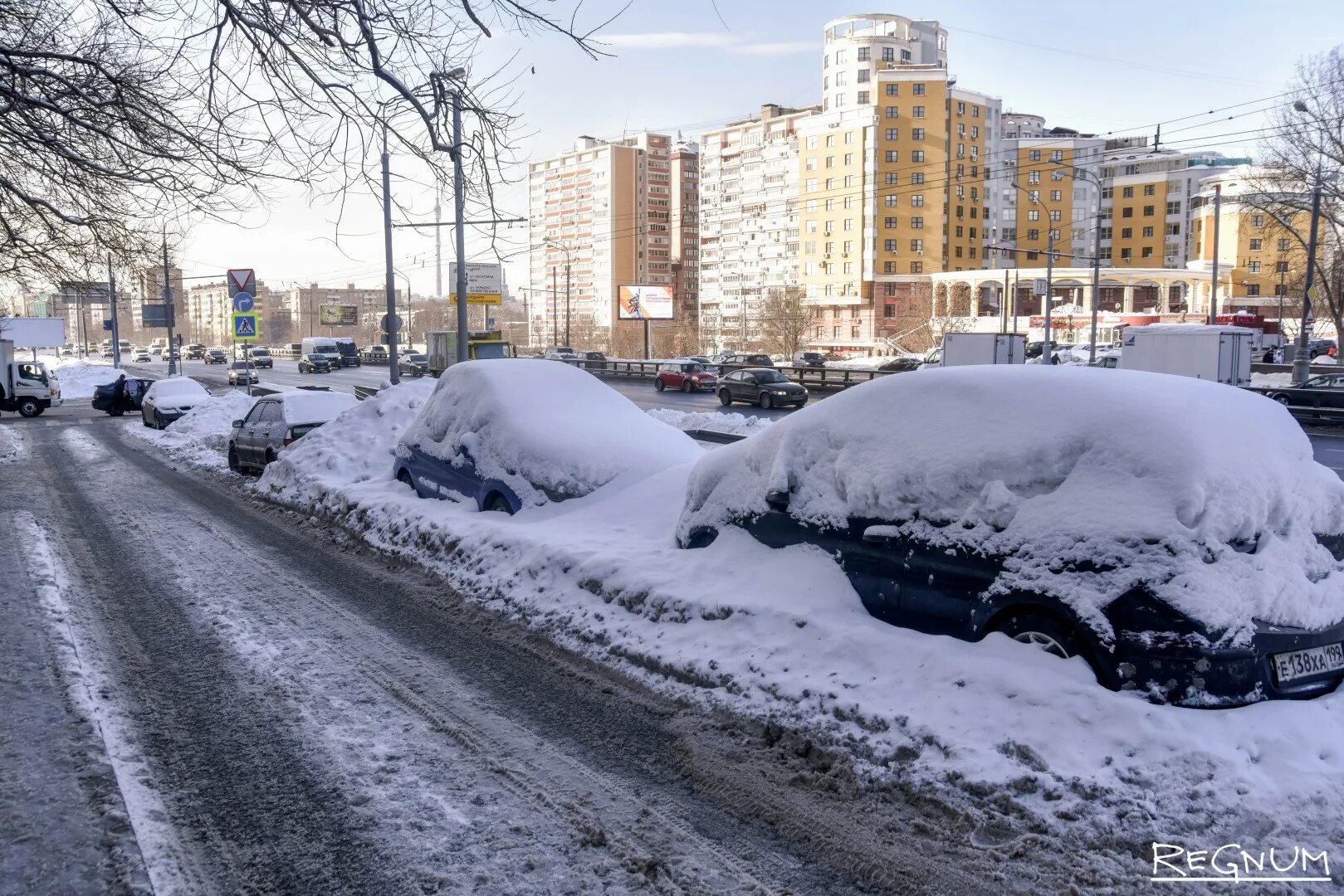 Уборщик снега. Проблема со снегом. Огромные сугробы. Сугробы в спб 2022. Сугробы в питере.