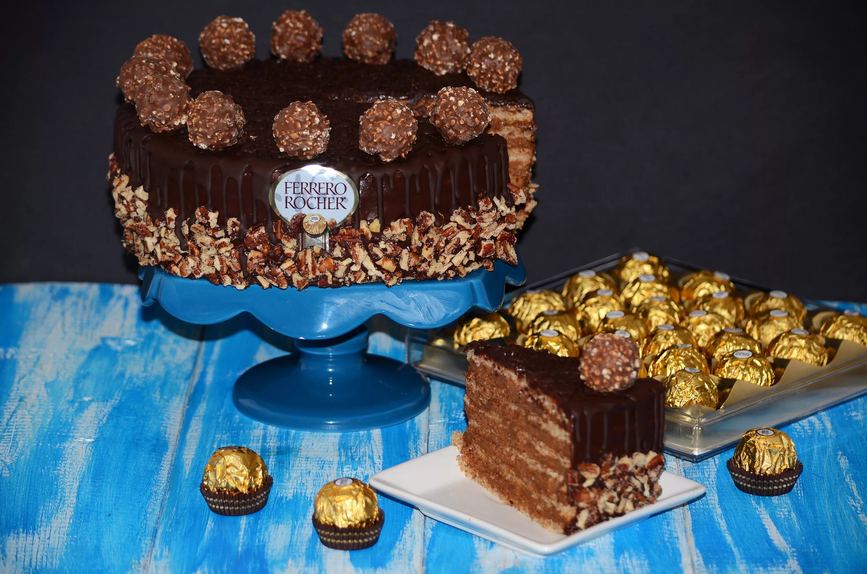 Торт украшенный сладостями для девочки. Украшение детского торта конфетами. Кондитерские изделия ассортимент. Украшение торта конфетами. Торт с конфетами.