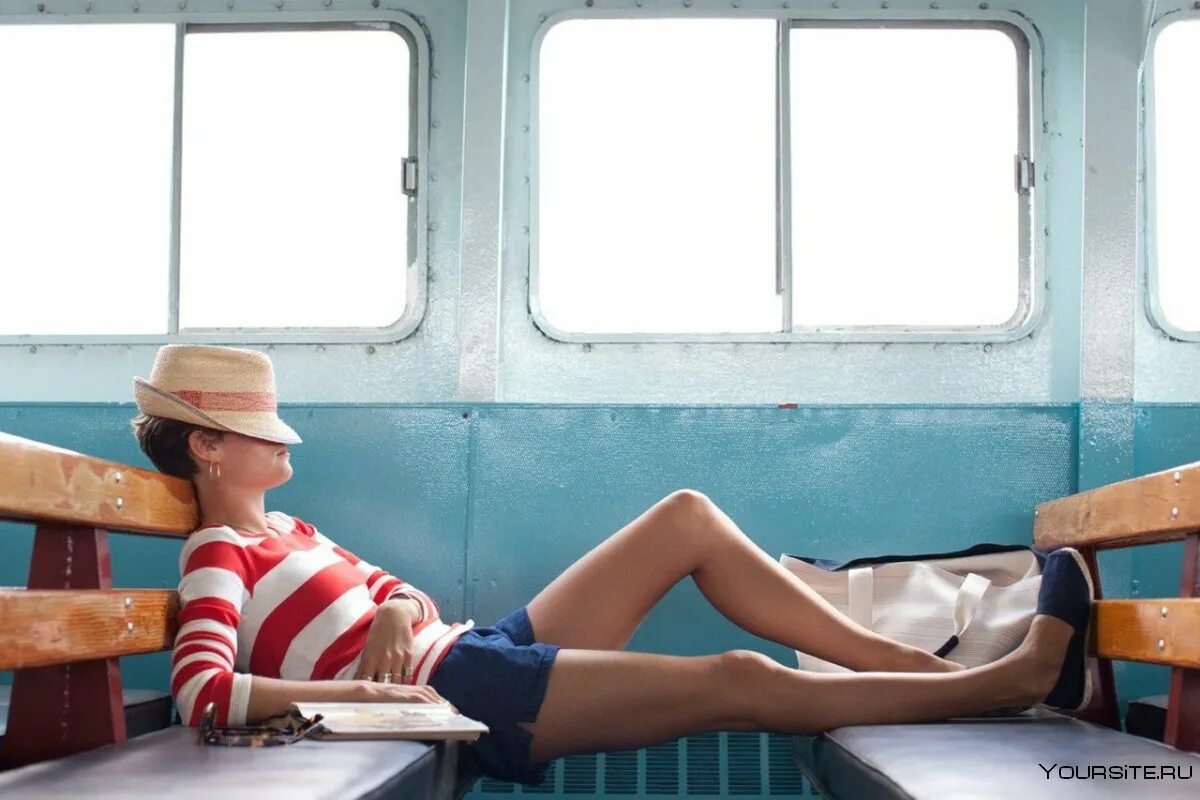 Поезд устал. Девушка в поезде. Девушка в электричке. Девушка в вагоне поезда. Девушка у поезда фотосессия.