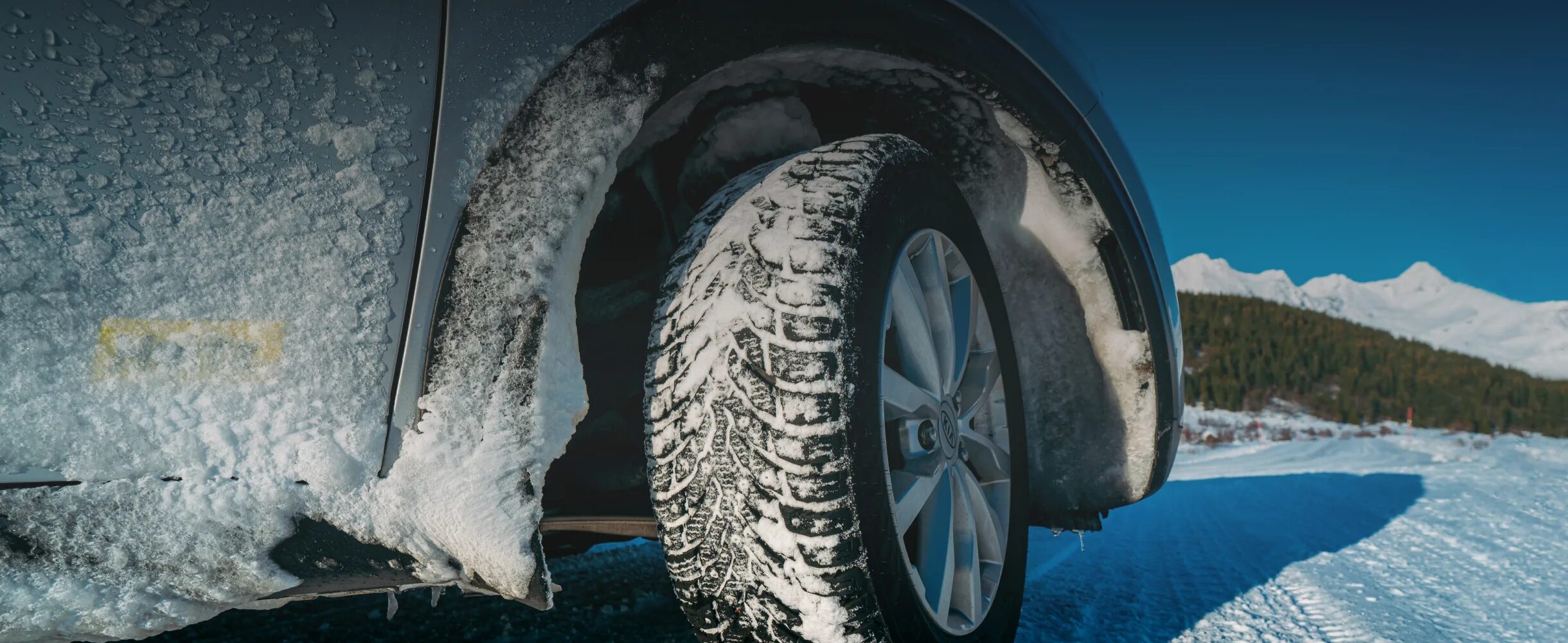 Зимние шипованные шины без шипов. Car tires on snow. Шипованные шины летом. Можно ли на всесезонной резине ездить зимой. Первый снег на летней резине.